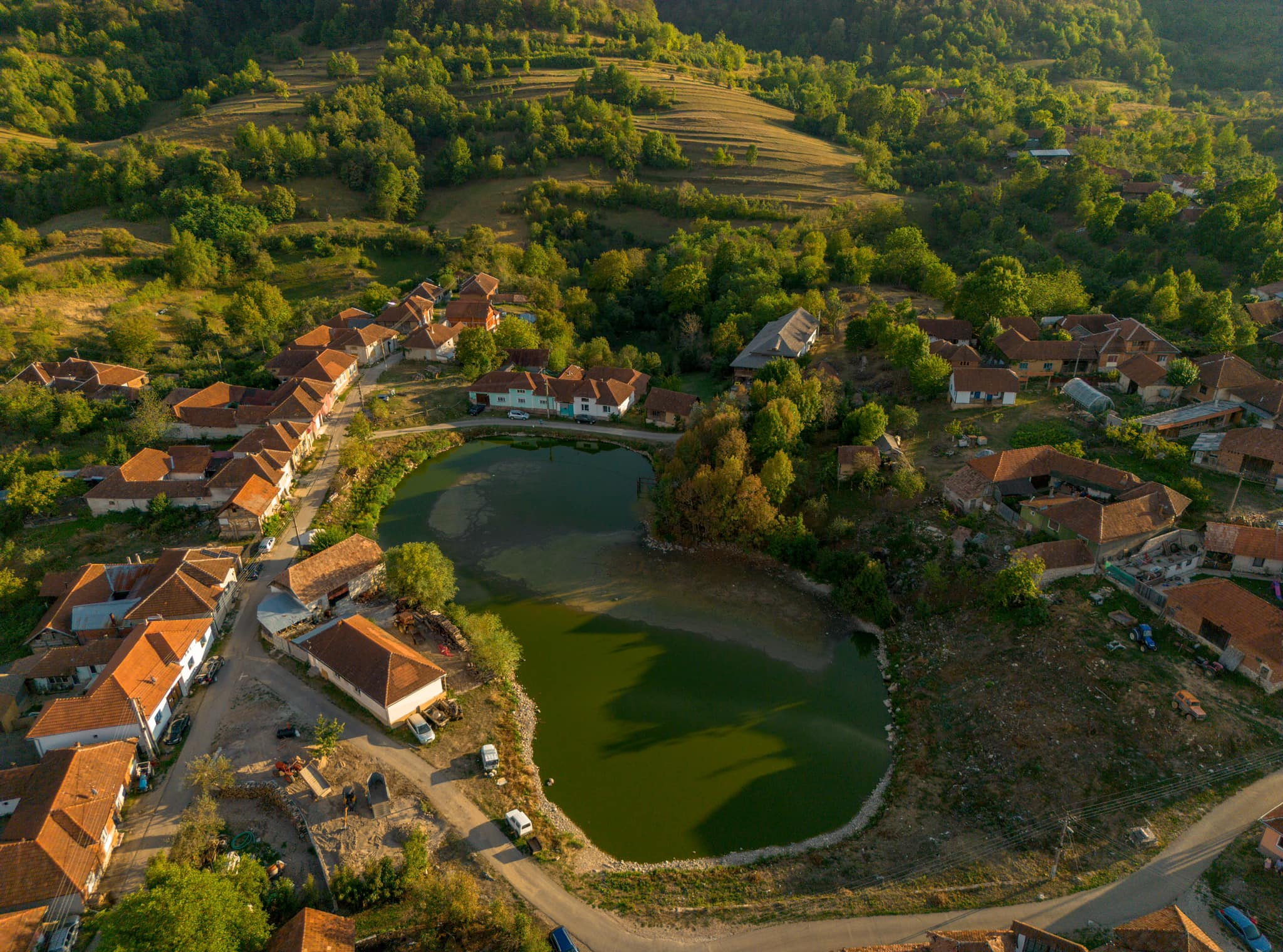 Vedere aeriană asupra tăului și satului Colești
